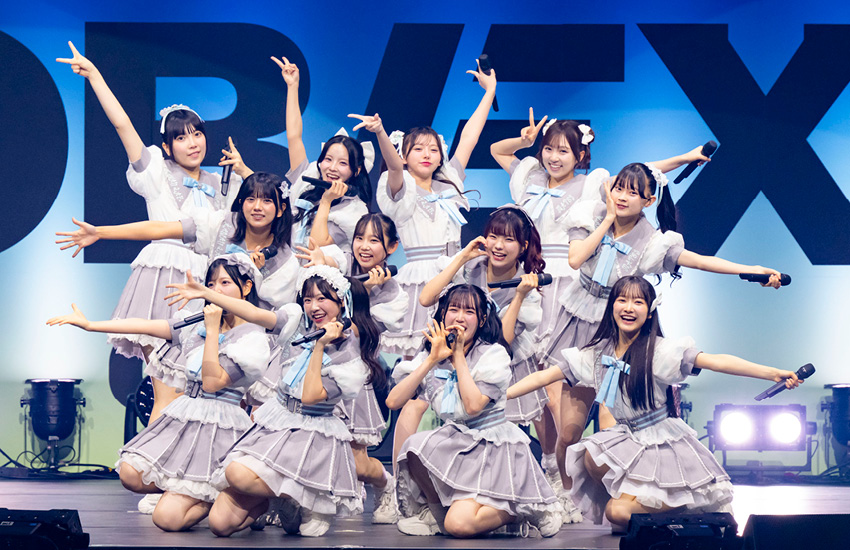 วงเกิร์ลกรุ๊ป ATARASHII GAKKO! กำลังแสดงบนเวทีในงาน ASOBIEXPO 2026 17