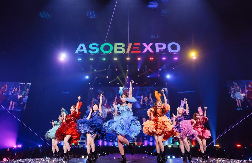 วงเกิร์ลกรุ๊ป ATARASHII GAKKO! กำลังแสดงบนเวทีในงาน ASOBIEXPO 2026 2