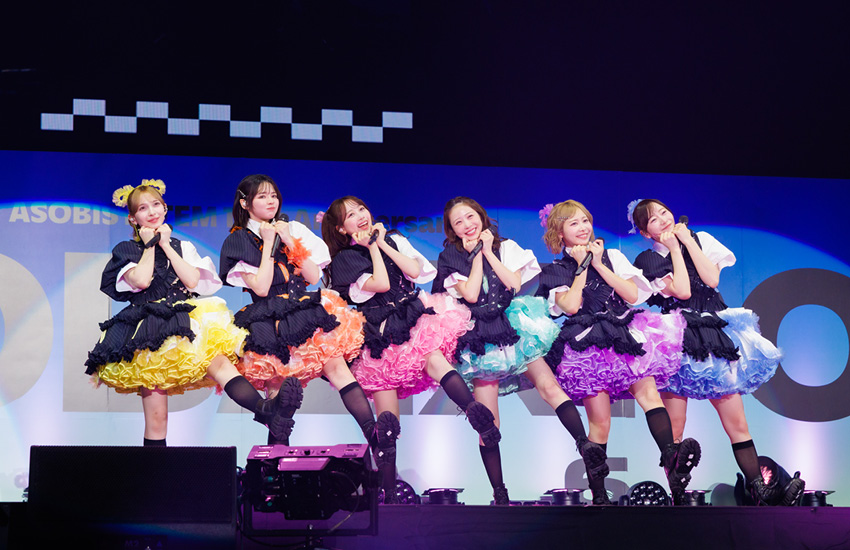 วงเกิร์ลกรุ๊ป ATARASHII GAKKO! กำลังแสดงบนเวทีในงาน ASOBIEXPO 2026 8