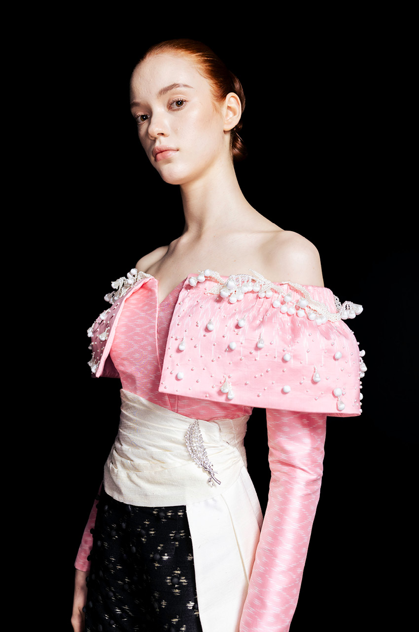 ภาพแฟชั่นโชว์ ATELIER DE GRÂCE HAUTE COUTURE นำเสนอผลงานผ้าไหมมัดหมี่จาก 7 ดีไซเนอร์ระดับตำนานของไทย 4