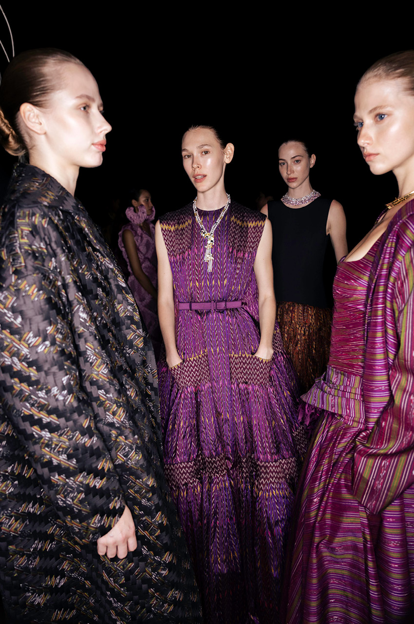 ภาพแฟชั่นโชว์ ATELIER DE GRÂCE HAUTE COUTURE นำเสนอผลงานผ้าไหมมัดหมี่จาก 7 ดีไซเนอร์ระดับตำนานของไทย 7