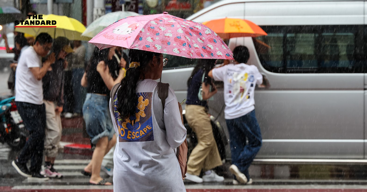 ภาพถนนในกรุงเทพมหานครขณะฝนตกหนักและมีน้ำท่วมขัง