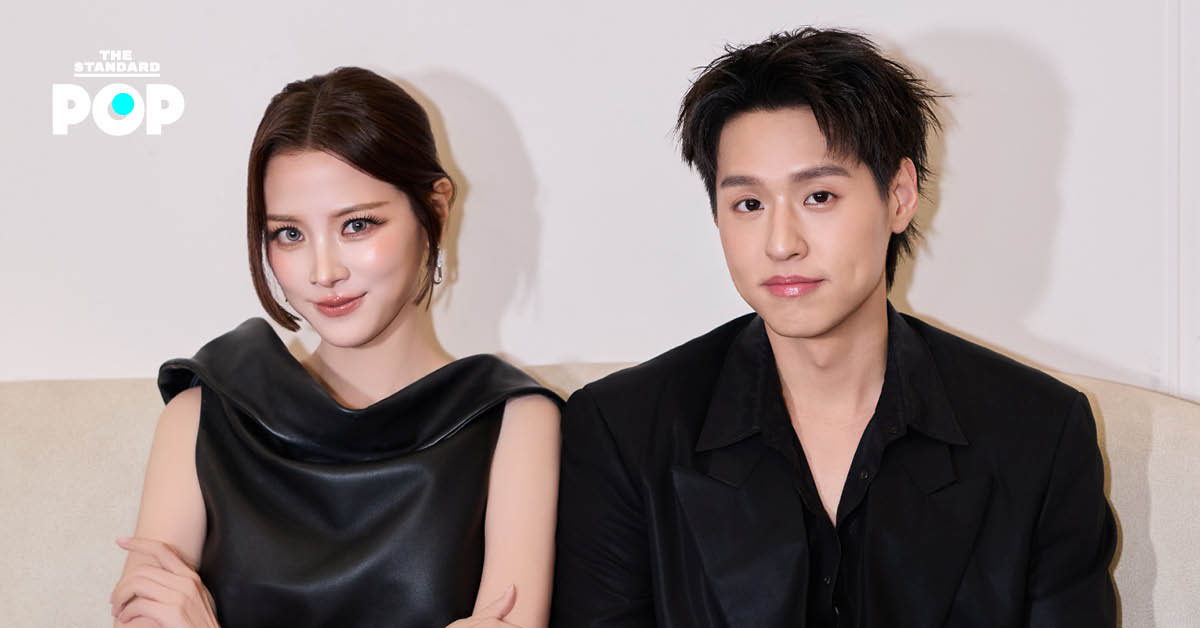 บิวกิ้น พุฒิพงศ์ และ ใบเฟิร์น พิมพ์ชนก ขณะรับรางวัลบนเวที Weibo Gala 2026