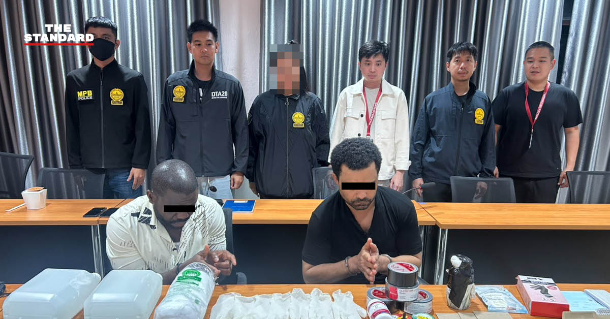 ของกลางที่ตำรวจยึดได้จากแก๊ง Black Money Scam เช่น ธนบัตรปลอม กระดาษดำ และน้ำยาเคมี