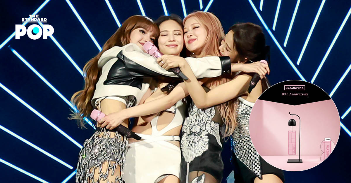 ภาพสมาชิกวง BLACKPINK กำลังแสดงบนเวที