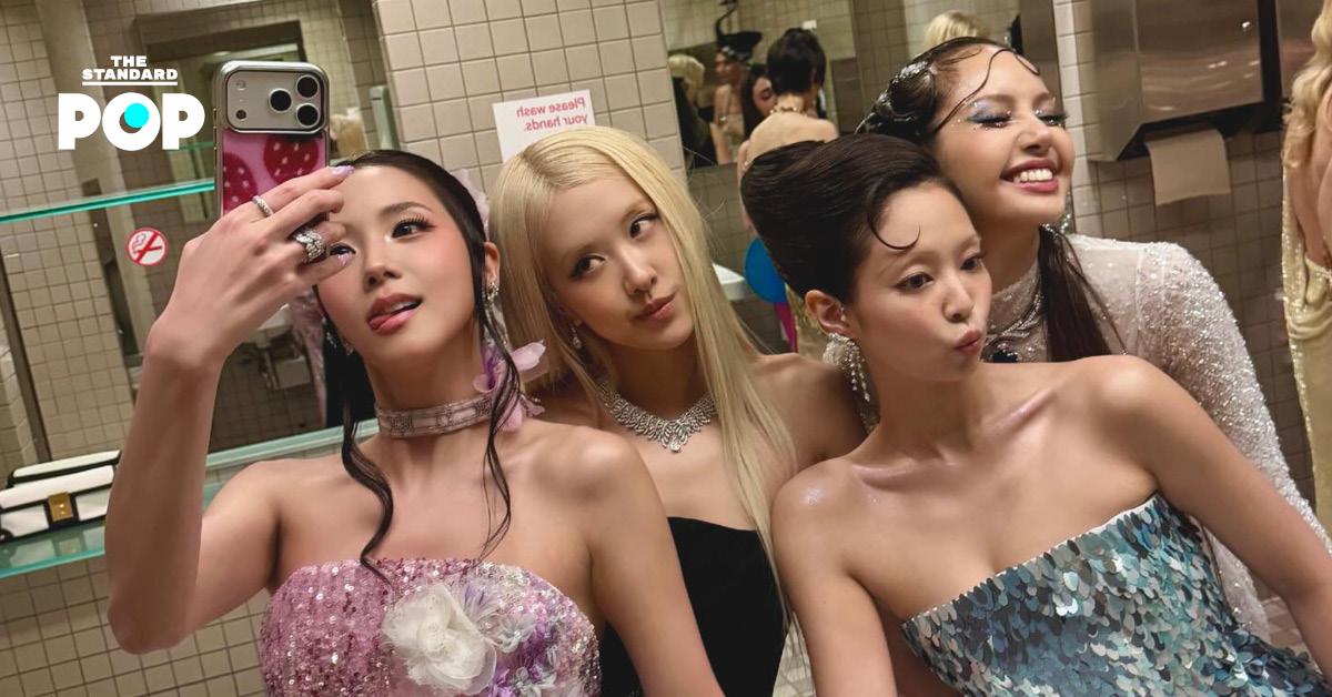 ภาพสมาชิกวง BLACKPINK กำลังแสดงบนเวที