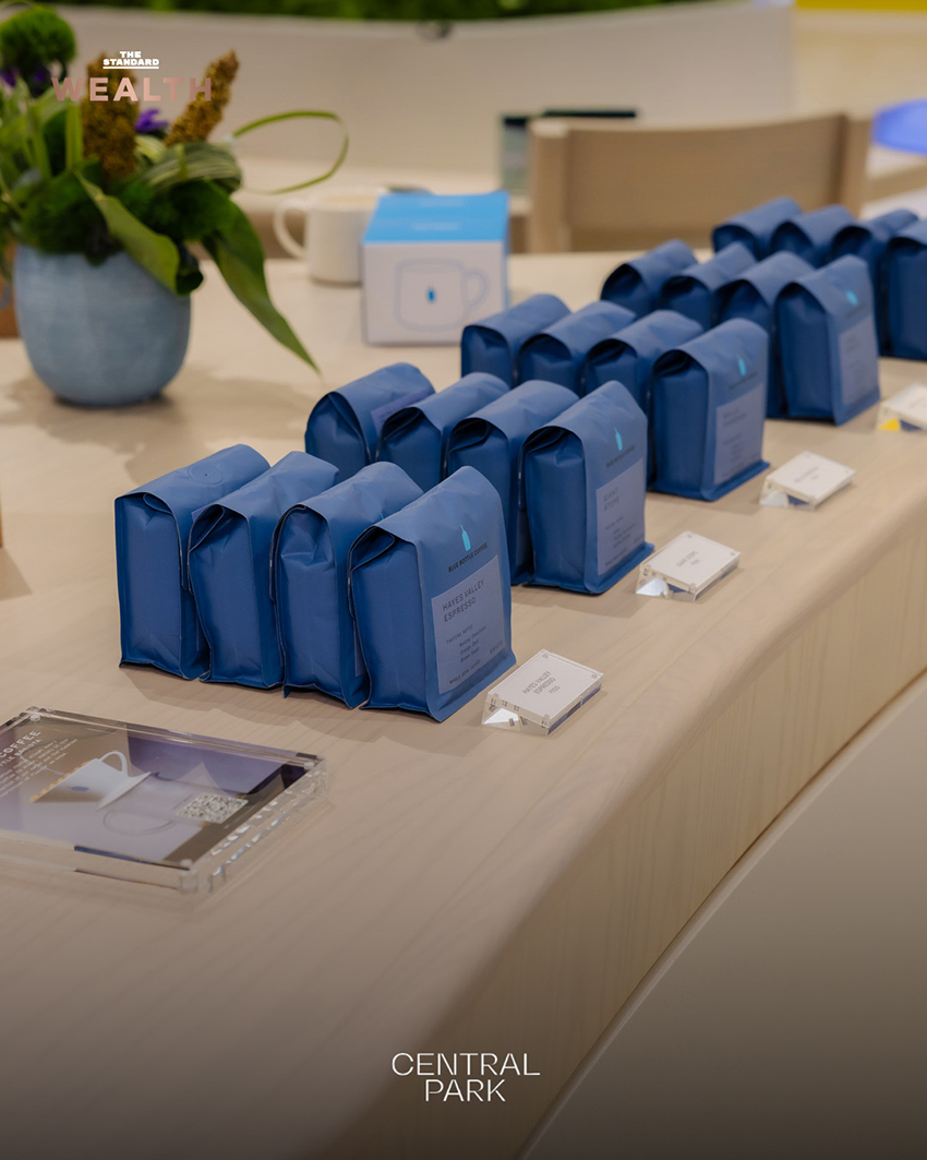 ภาพบรรยากาศ Blue Bottle Coffee สาขา Central Park ที่มีลูกค้าต่อแถวยาวเหยียด 2