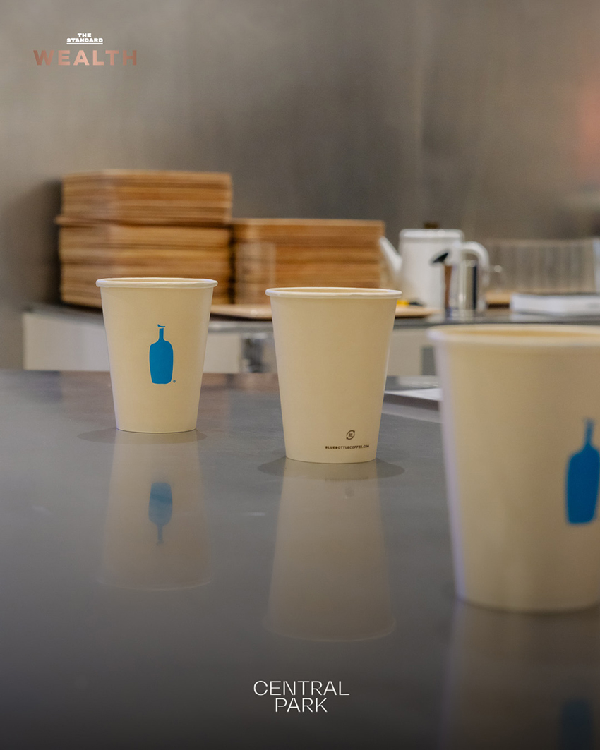 ภาพบรรยากาศ Blue Bottle Coffee สาขา Central Park ที่มีลูกค้าต่อแถวยาวเหยียด 4
