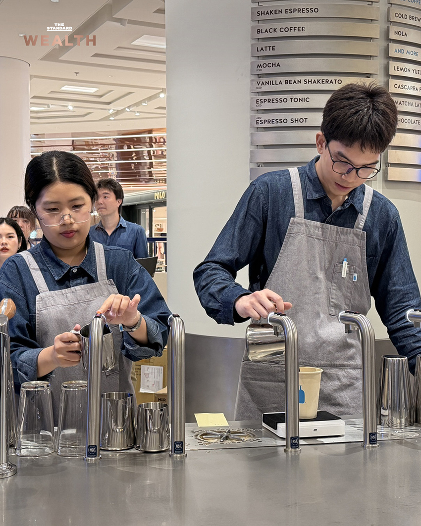 ภาพบรรยากาศ Blue Bottle Coffee สาขา Central Park ที่มีลูกค้าต่อแถวยาวเหยียด 6