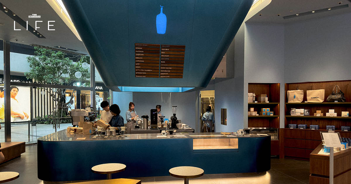 ภายในร้าน Blue Bottle Coffee สาขา EmQuartier ที่มีบาร์สีฟ้าขนาดใหญ่เป็นจุดเด่น