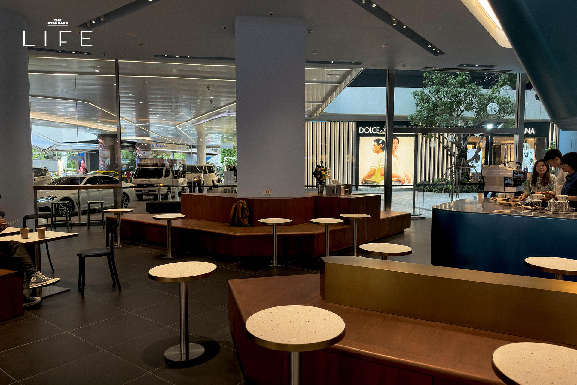 ภายในร้าน Blue Bottle Coffee สาขา EmQuartier ที่มีบาร์สีฟ้าขนาดใหญ่เป็นจุดเด่น 1