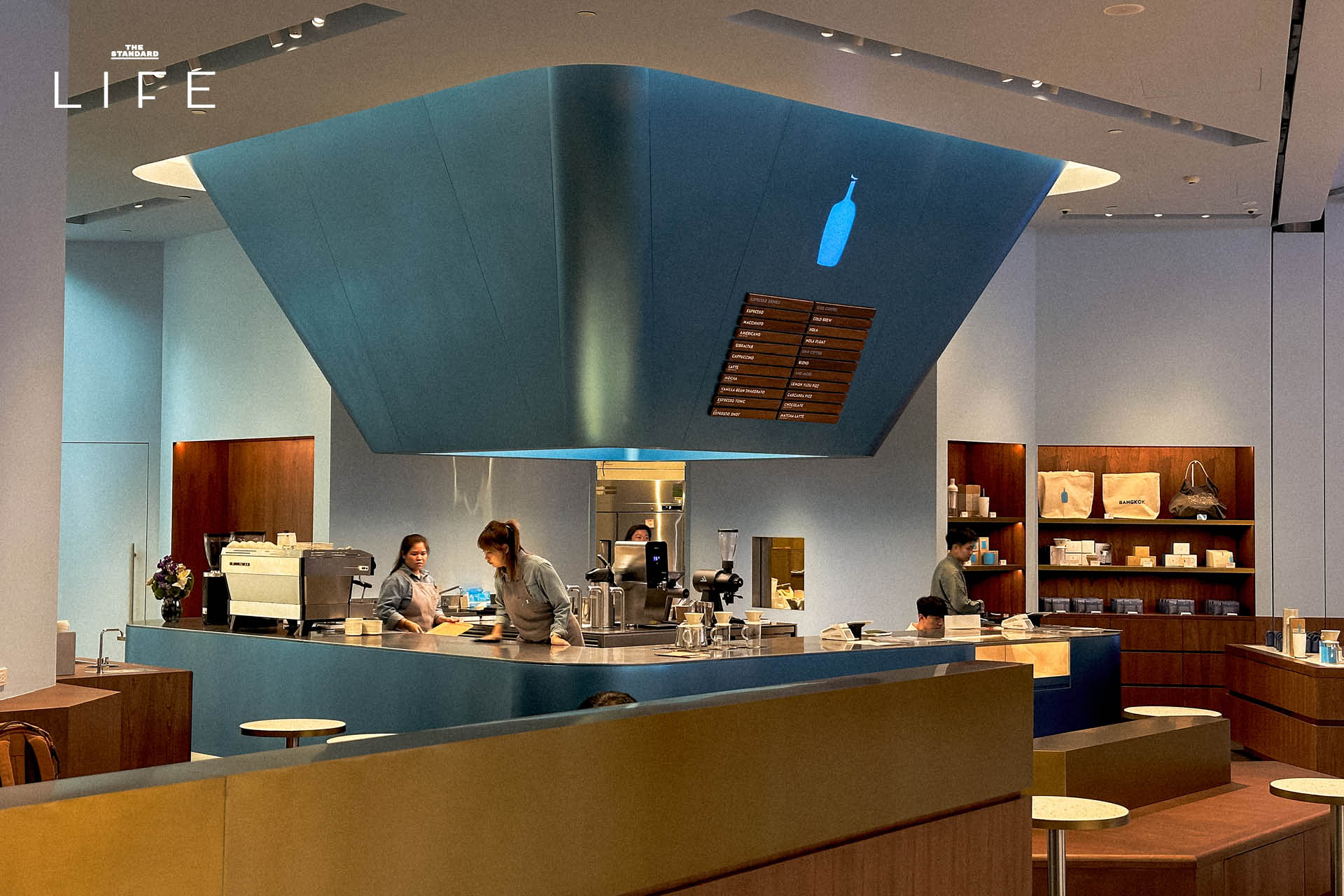 ภายในร้าน Blue Bottle Coffee สาขา EmQuartier ที่มีบาร์สีฟ้าขนาดใหญ่เป็นจุดเด่น 2