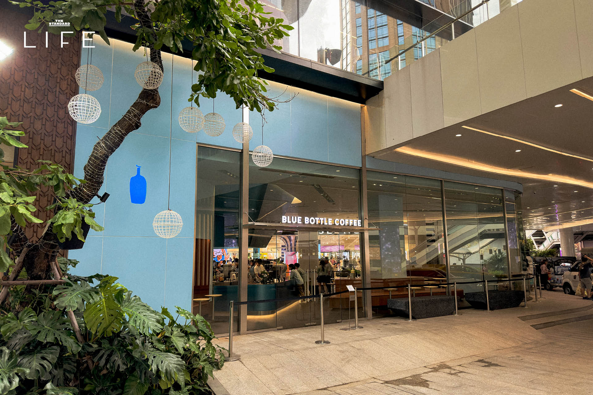 ภายในร้าน Blue Bottle Coffee สาขา EmQuartier ที่มีบาร์สีฟ้าขนาดใหญ่เป็นจุดเด่น 3