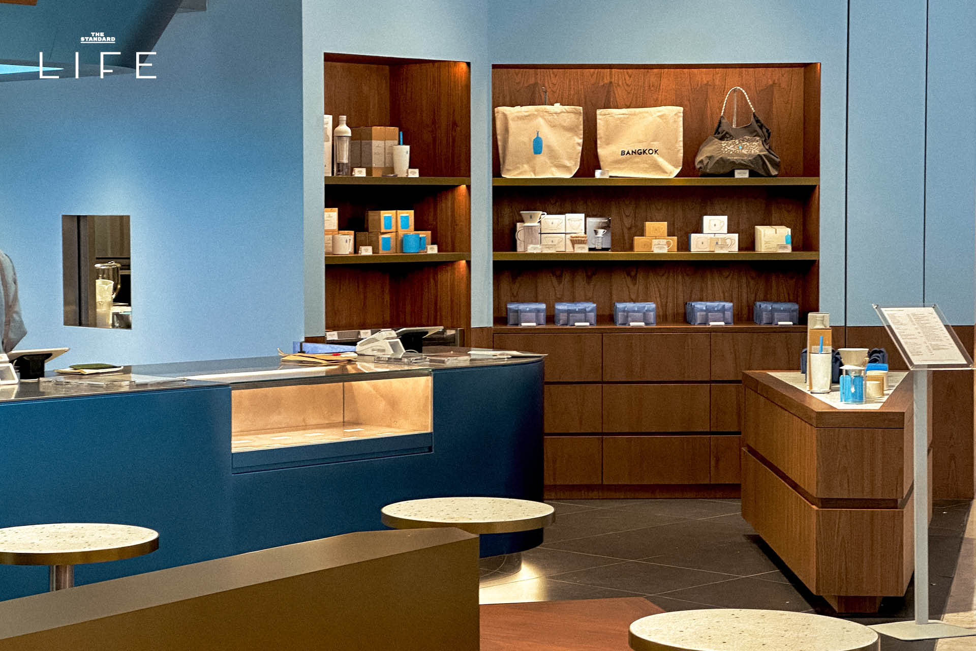 ภายในร้าน Blue Bottle Coffee สาขา EmQuartier ที่มีบาร์สีฟ้าขนาดใหญ่เป็นจุดเด่น 4