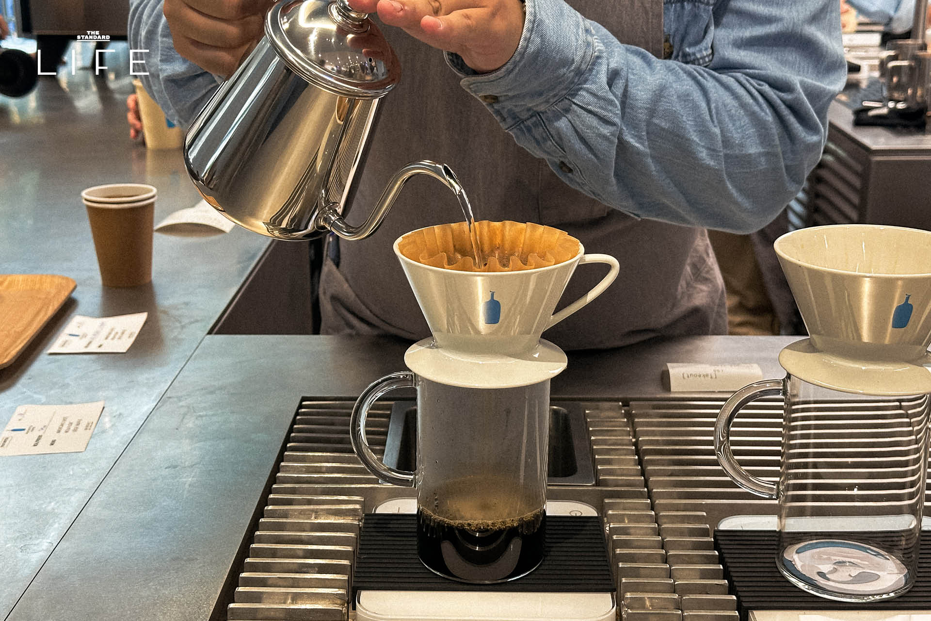 ภายในร้าน Blue Bottle Coffee สาขา EmQuartier ที่มีบาร์สีฟ้าขนาดใหญ่เป็นจุดเด่น 5