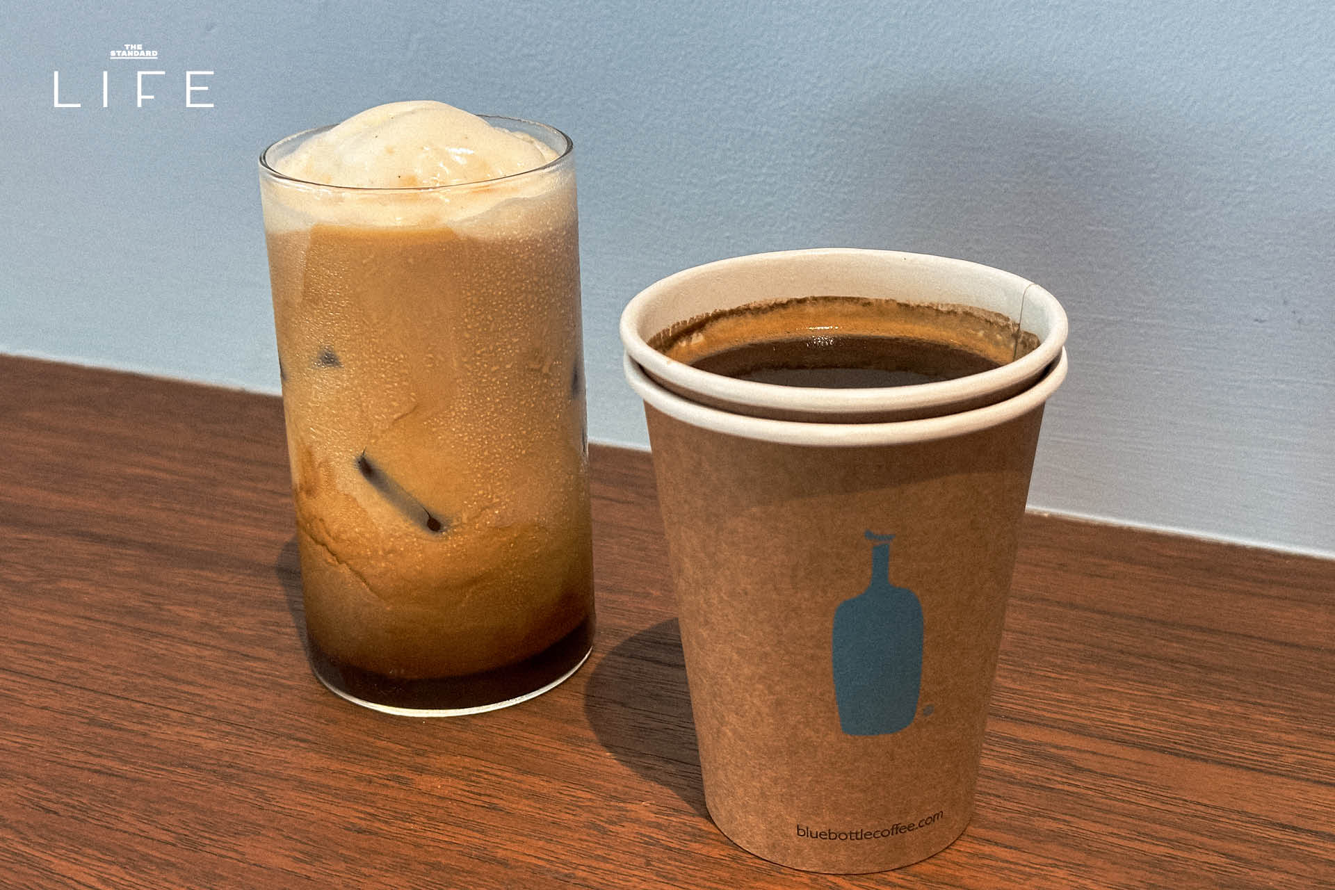 ภายในร้าน Blue Bottle Coffee สาขา EmQuartier ที่มีบาร์สีฟ้าขนาดใหญ่เป็นจุดเด่น 6