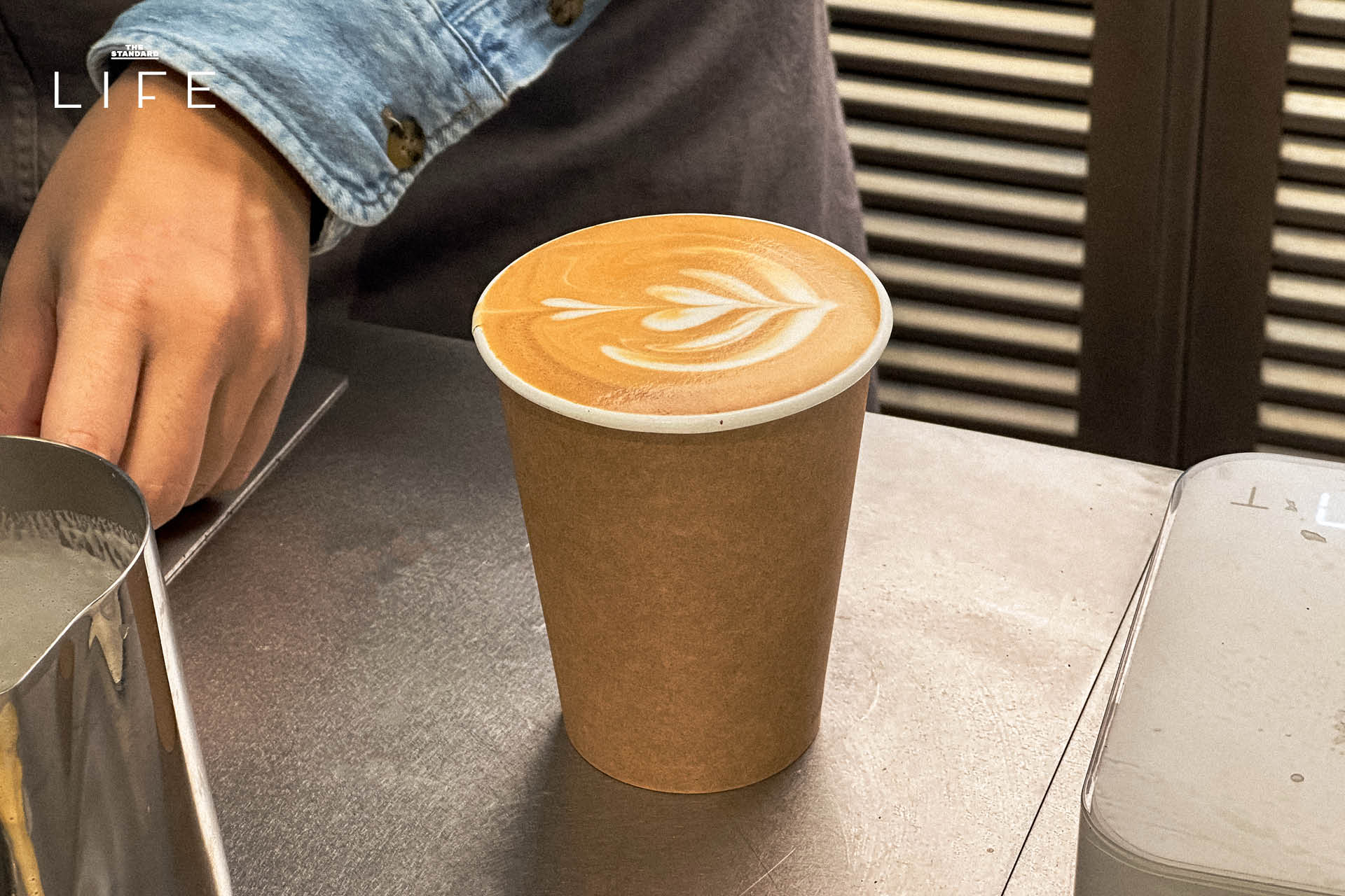 ภายในร้าน Blue Bottle Coffee สาขา EmQuartier ที่มีบาร์สีฟ้าขนาดใหญ่เป็นจุดเด่น 7