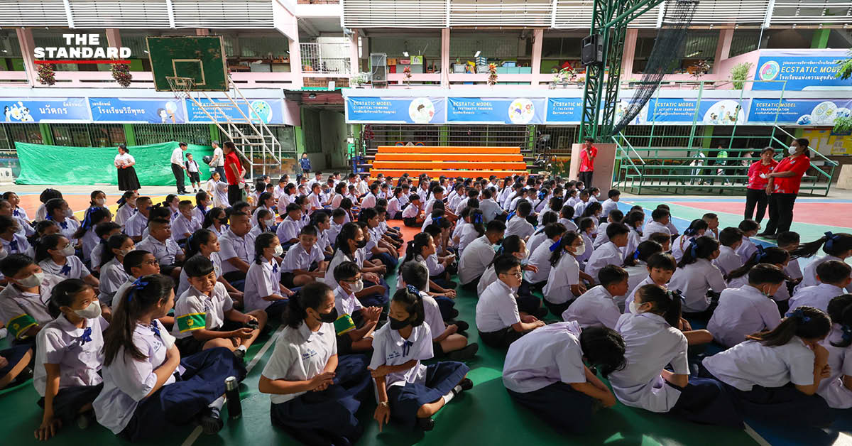 ภาพประกอบข่าวการตัดงบแท็บเล็ตและปัญหาอาหารกลางวันในโรงเรียนสังกัด กทม.