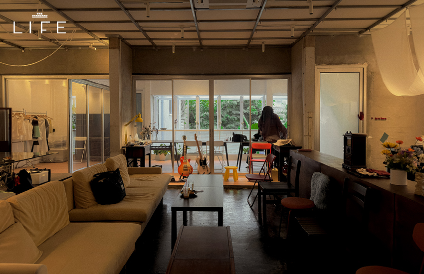 ภาพบรรยากาศภายในคาเฟ่ BonBaan Silom ตกแต่งเรียบง่าย อบอุ่น มีโซฟาและโต๊ะสำหรับลูกค้า 2