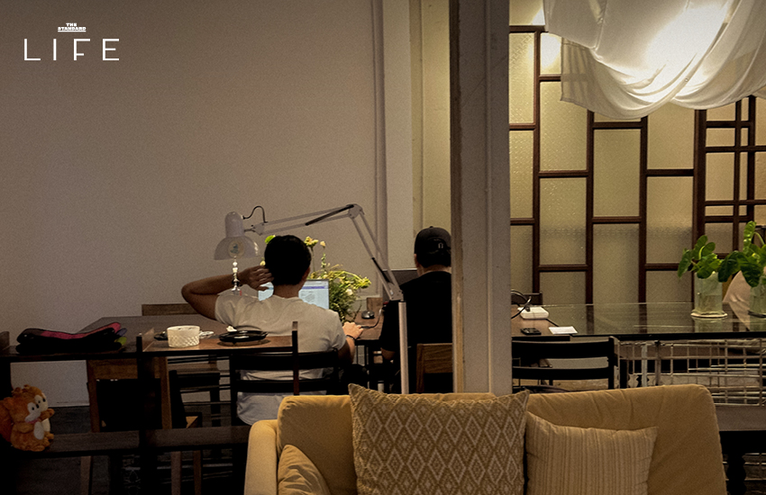ภาพบรรยากาศภายในคาเฟ่ BonBaan Silom ตกแต่งเรียบง่าย อบอุ่น มีโซฟาและโต๊ะสำหรับลูกค้า 5