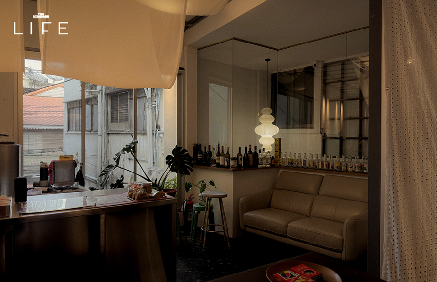 ภาพบรรยากาศภายในคาเฟ่ BonBaan Silom ตกแต่งเรียบง่าย อบอุ่น มีโซฟาและโต๊ะสำหรับลูกค้า 6