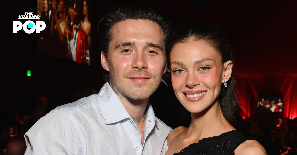 Brooklyn Beckham และ Nicola Peltz Beckham ยืนคู่กันในงานอีเวนต์