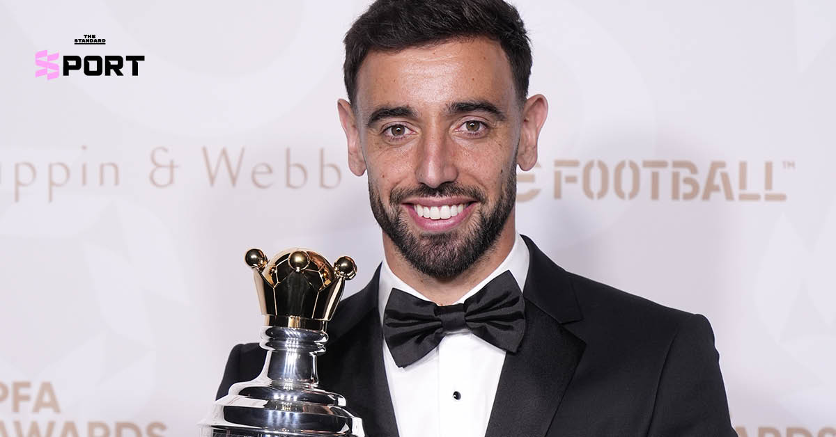 บรูโน แฟร์นันด์ส กัปตันทีมแมนเชสเตอร์ ยูไนเต็ด ถือรางวัล PFA Players’ Player of the Year