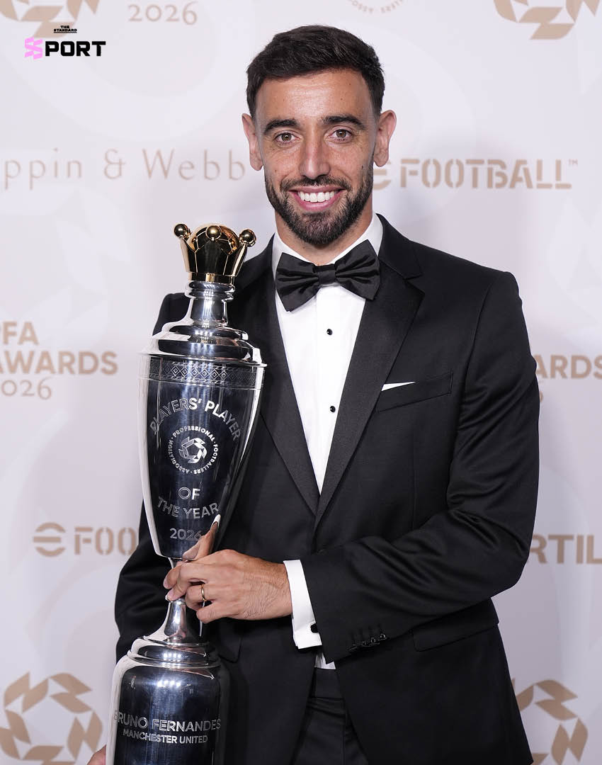 บรูโน แฟร์นันด์ส กัปตันทีมแมนเชสเตอร์ ยูไนเต็ด ถือรางวัล PFA Players’ Player of the Year 1