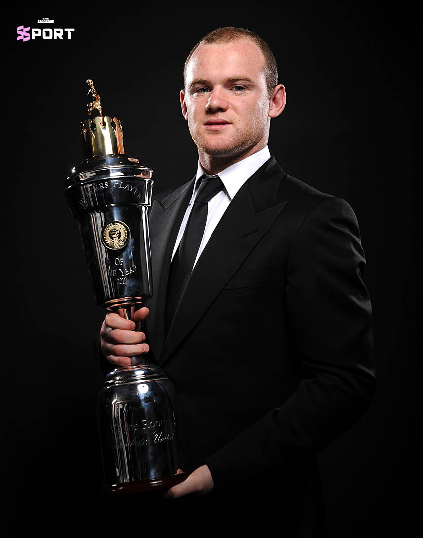 บรูโน แฟร์นันด์ส กัปตันทีมแมนเชสเตอร์ ยูไนเต็ด ถือรางวัล PFA Players’ Player of the Year 2
