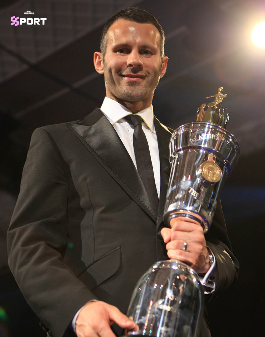 บรูโน แฟร์นันด์ส กัปตันทีมแมนเชสเตอร์ ยูไนเต็ด ถือรางวัล PFA Players’ Player of the Year 3