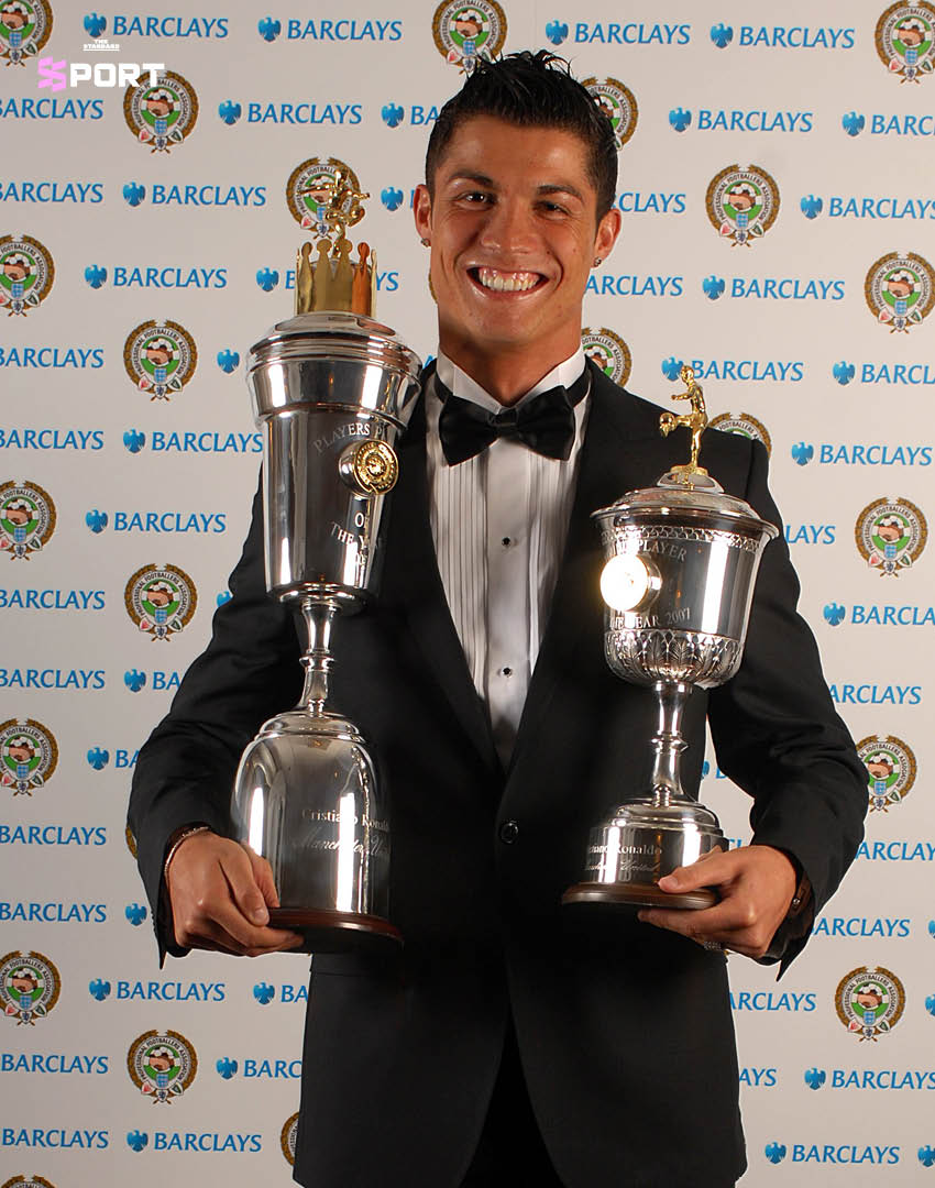 บรูโน แฟร์นันด์ส กัปตันทีมแมนเชสเตอร์ ยูไนเต็ด ถือรางวัล PFA Players’ Player of the Year 4