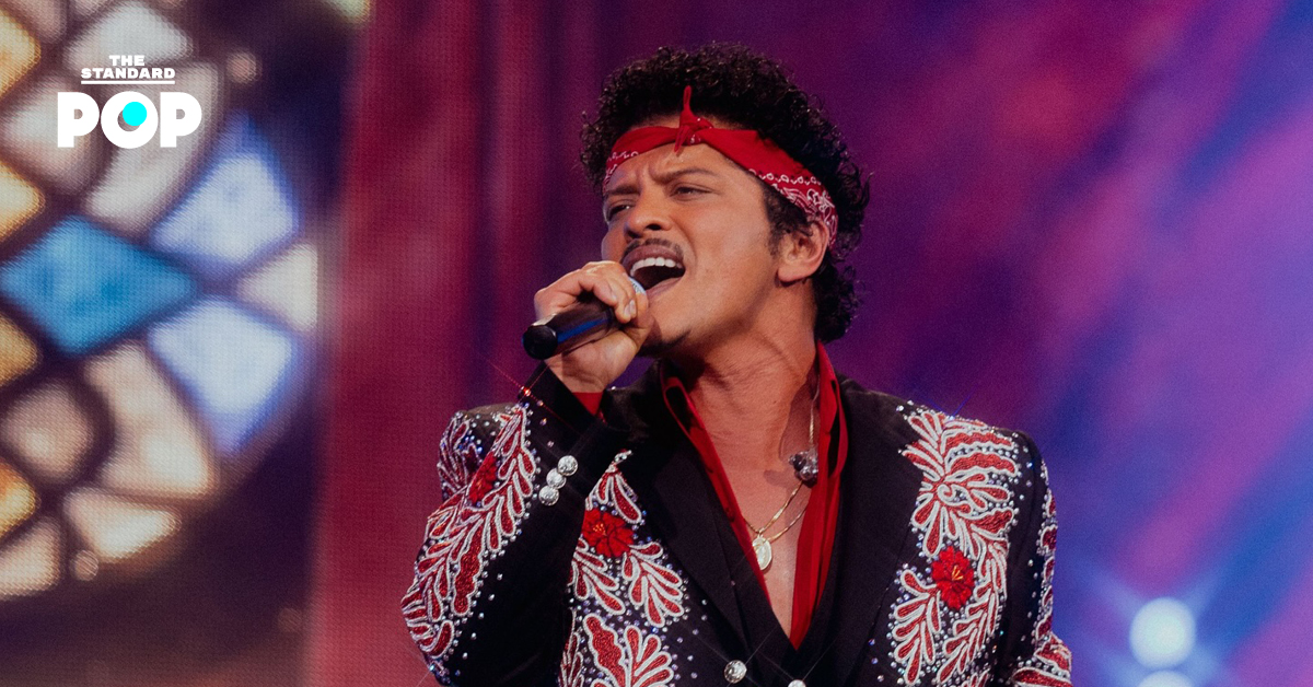 ภาพ Bruno Mars กำลังแสดงคอนเสิร์ตบนเวที