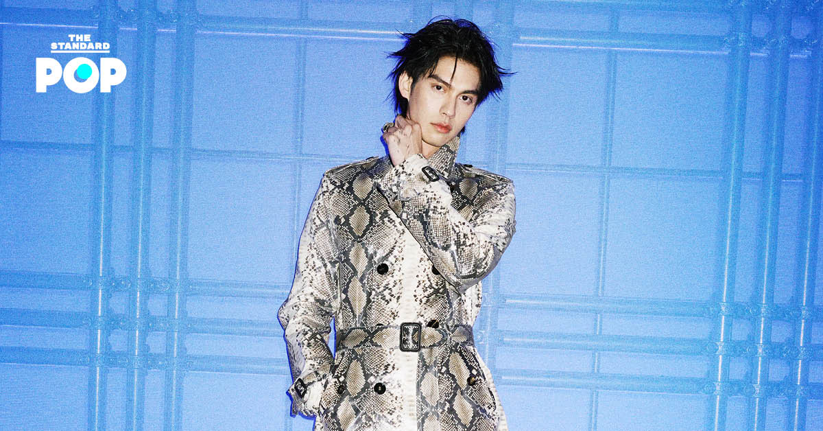 ภาพเสื้อโค้ต Burberry Trench Coat จัดแสดงในนิทรรศการ