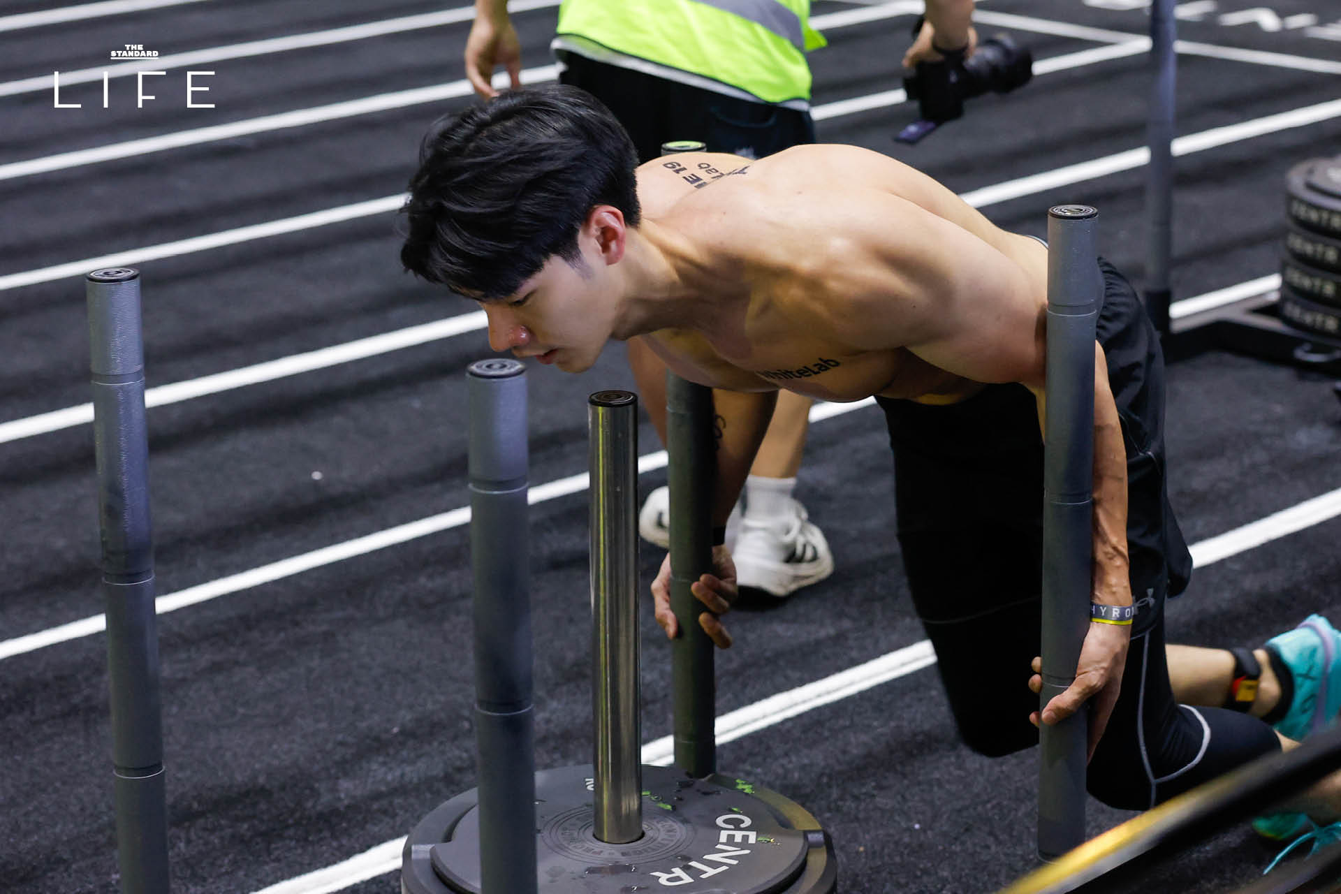 นักกีฬาจำนวนมากกำลังแข่งขันในงาน BYD HYROX Bangkok 15
