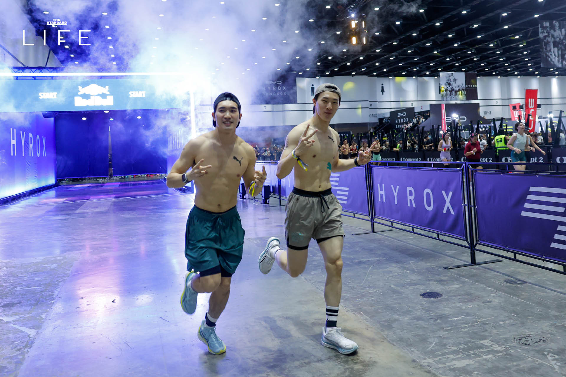 นักกีฬาจำนวนมากกำลังแข่งขันในงาน BYD HYROX Bangkok 5