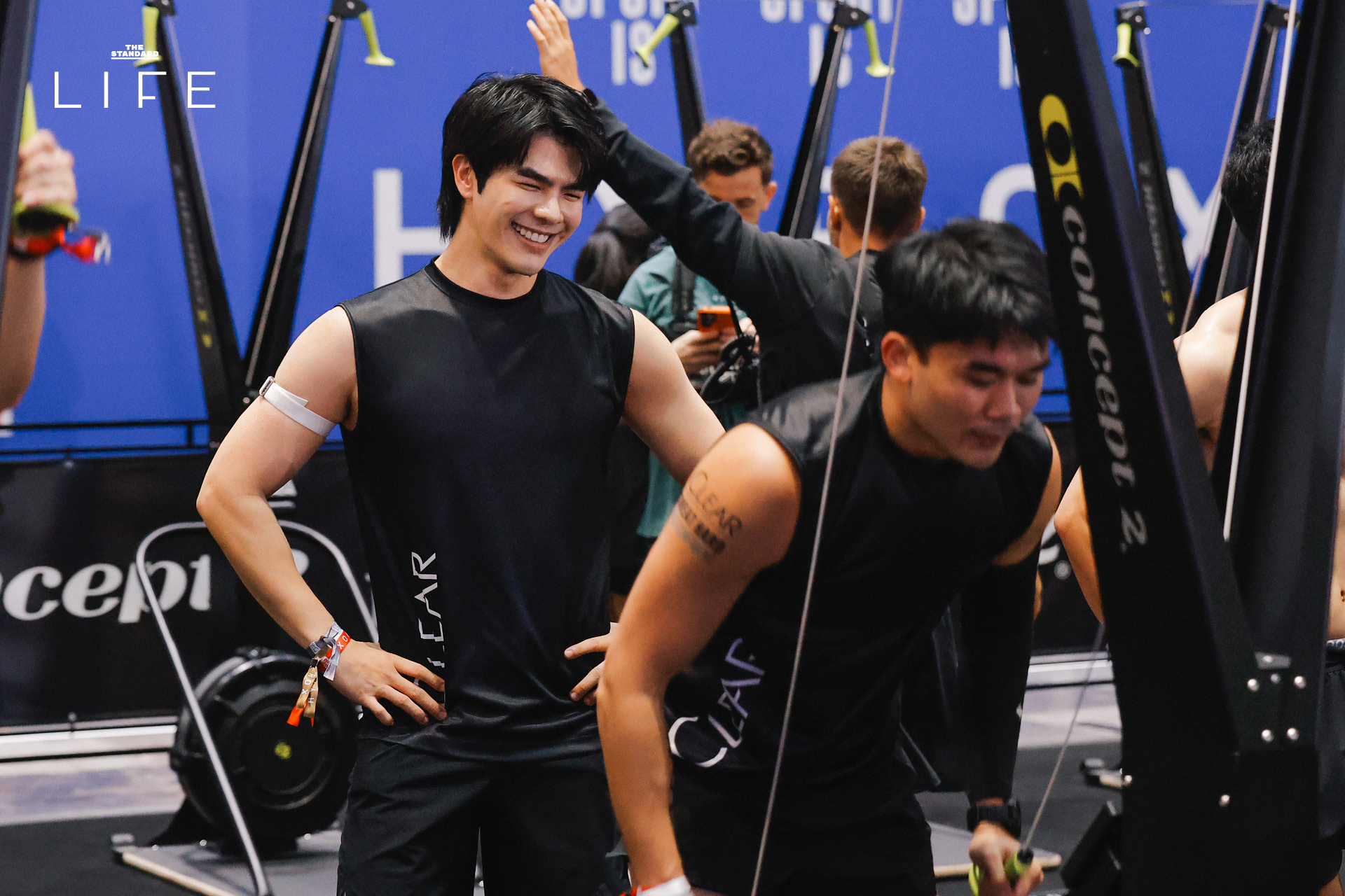 ภาพนักกีฬาชายคนดังกำลังแข่งขันในเรซ Men Doubles ของ BYD HYROX Bangkok 2026 2