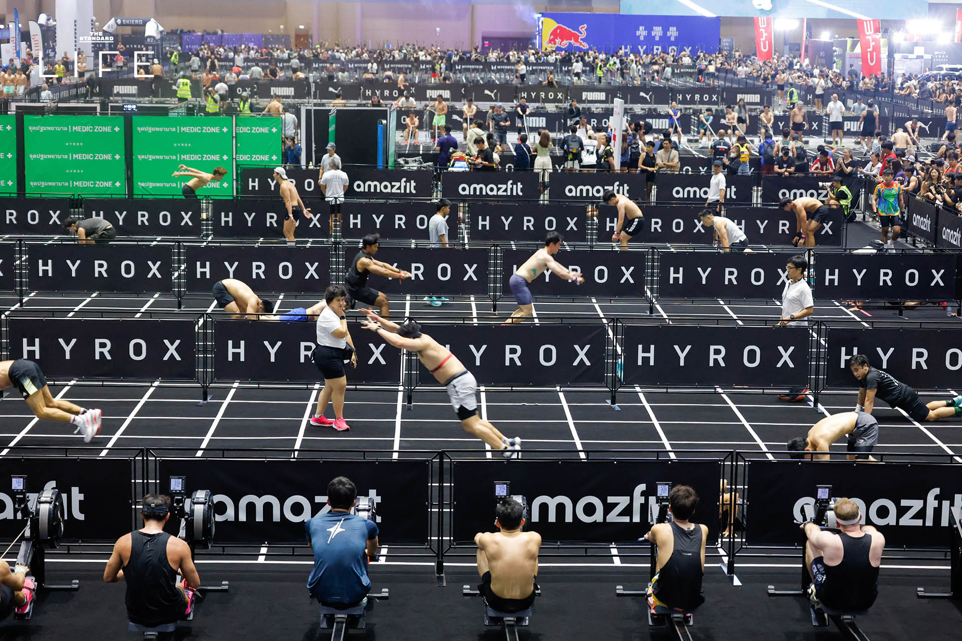 ภาพนักกีฬาชายกำลังแข่งขันอย่างเข้มข้นในงาน BYD HYROX Bangkok 2026 ท่ามกลางกองเชียร์ 1