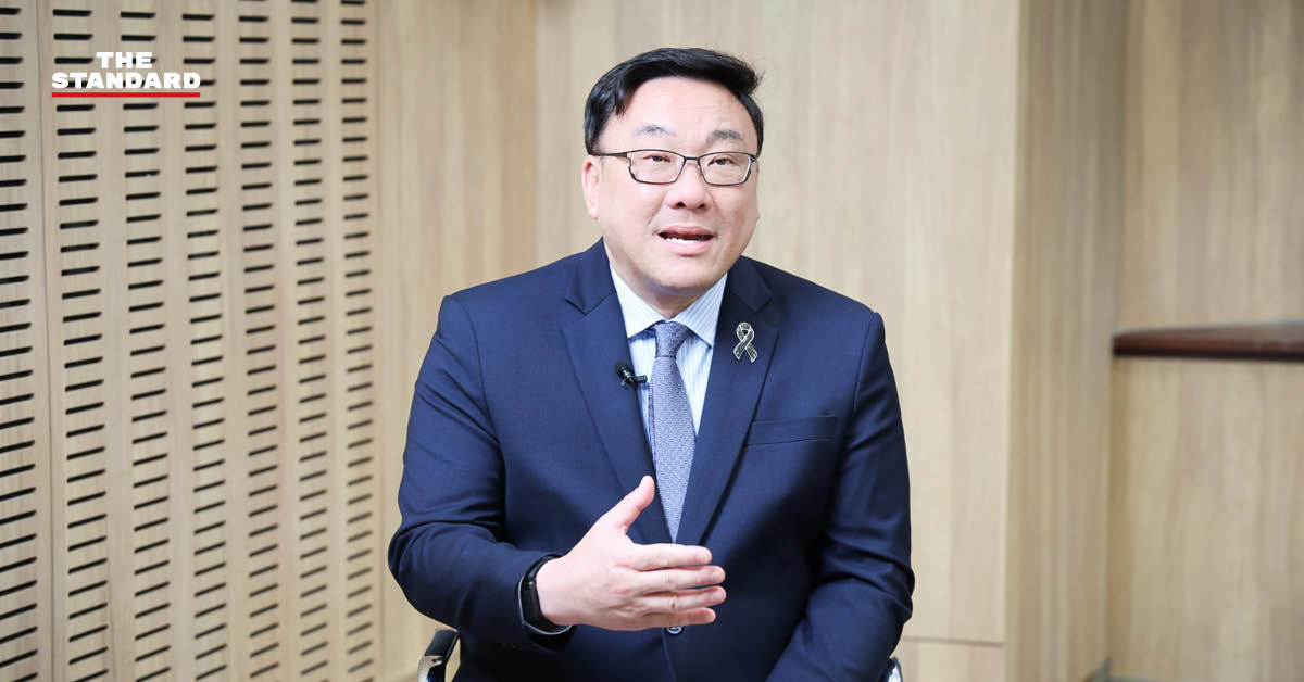 จุลพันธ์ อมรวิวัฒน์ รัฐมนตรีว่าการกระทรวงแรงงาน กำลังแถลงข่าว