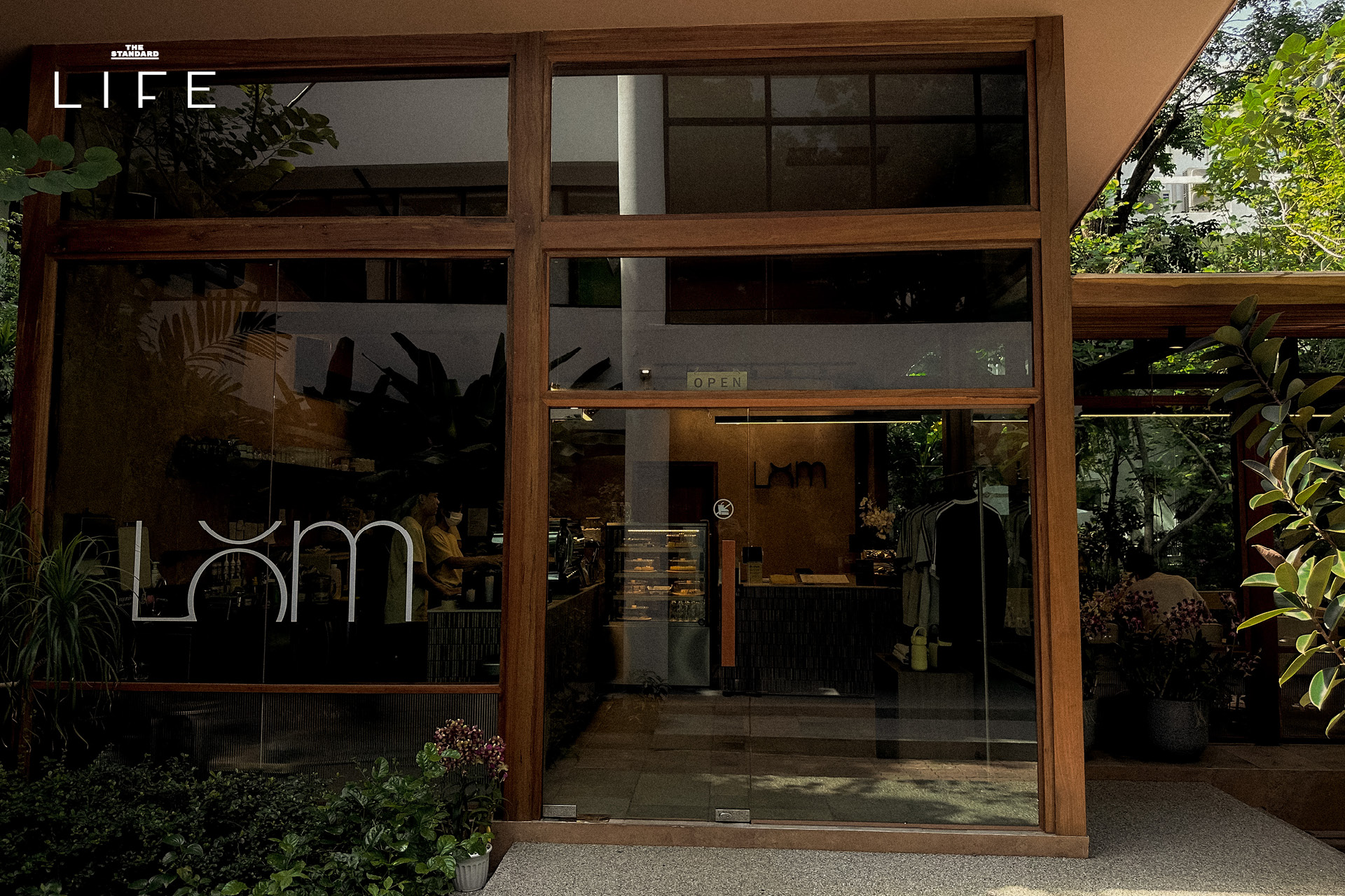 Cafe LOM คาเฟ่เรือนกระจกเปิดใหม่ย่านพระราม 9 บรรยากาศร่มรื่น 3
