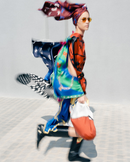 ภาพนางแบบสวมผ้าพันคอไหม CELINE ในแคมเปญ INFINITE POSSIBILITIES 1