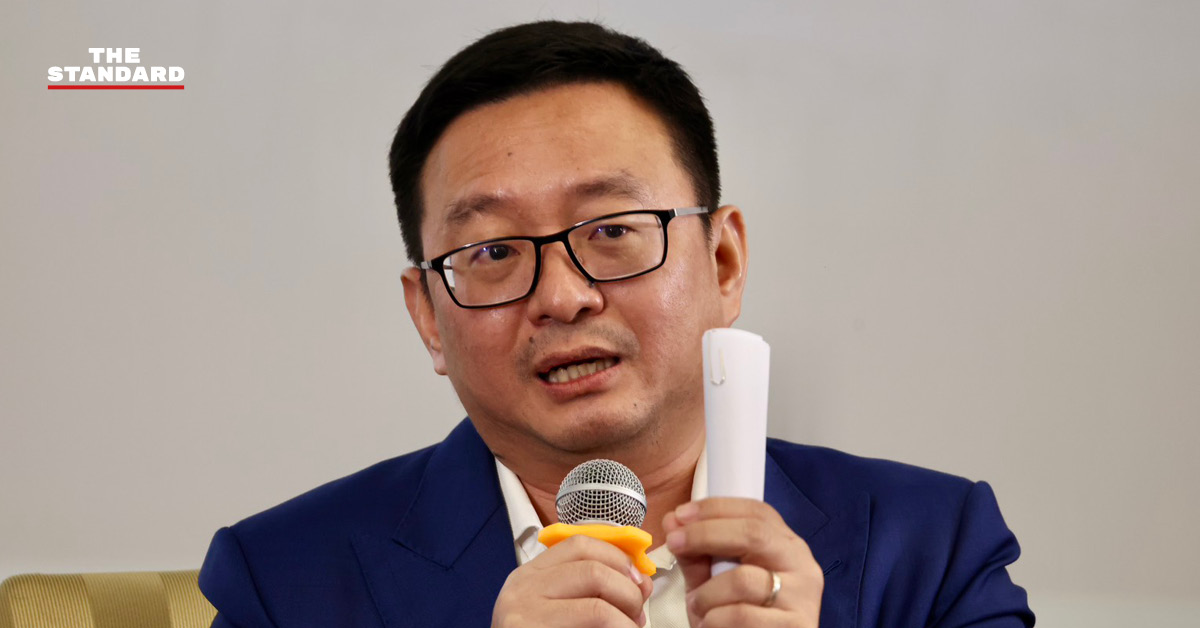 ชัยธวัช ตุลาธน อดีตผู้นำฝ่ายค้าน กำลังกล่าวสุนทรพจน์บนเวที
