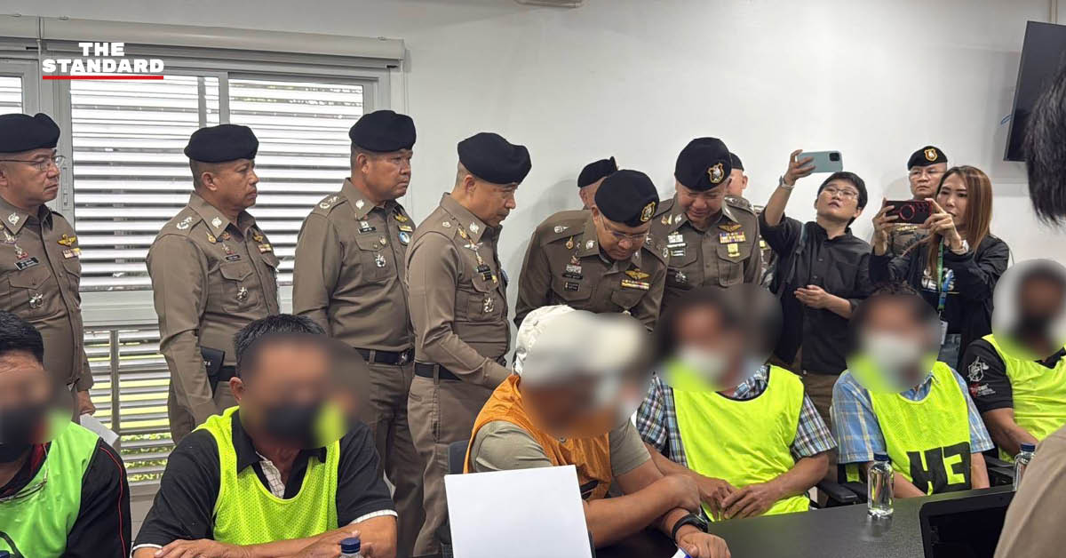 เจ้าหน้าที่ตำรวจและฝ่ายปกครองแถลงข่าวการจับกุมแก๊งสวมสิทธิทะเบียนราษฎร