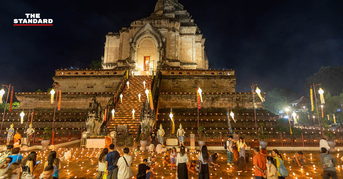 ภาพประชาชนร่วมจุดผางประทีปจำนวนมากบริเวณลานวัดเจดีย์หลวง วรวิหาร จังหวัดเชียงใหม่ ในพิธีถวายเป็นพุทธบูชาและน้อมรำลึกสมเด็จพระพันปีหลวง