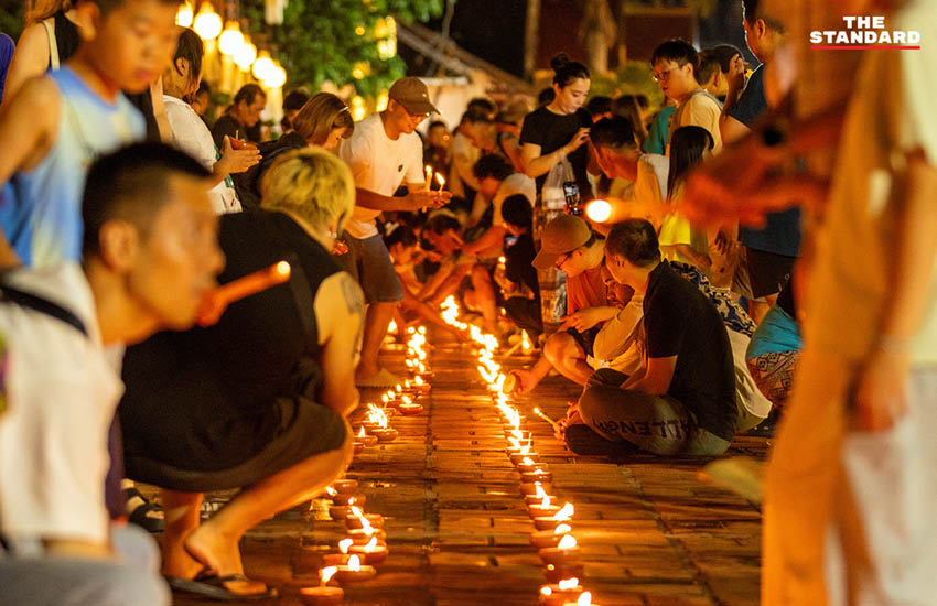 ภาพประชาชนร่วมจุดผางประทีปจำนวนมากบริเวณลานวัดเจดีย์หลวง วรวิหาร จังหวัดเชียงใหม่ ในพิธีถวายเป็นพุทธบูชาและน้อมรำลึกสมเด็จพระพันปีหลวง 1