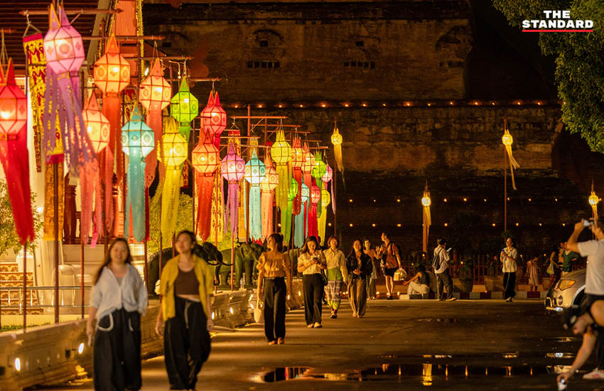 ภาพประชาชนร่วมจุดผางประทีปจำนวนมากบริเวณลานวัดเจดีย์หลวง วรวิหาร จังหวัดเชียงใหม่ ในพิธีถวายเป็นพุทธบูชาและน้อมรำลึกสมเด็จพระพันปีหลวง 2