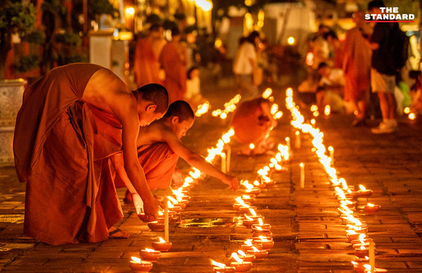 ภาพประชาชนร่วมจุดผางประทีปจำนวนมากบริเวณลานวัดเจดีย์หลวง วรวิหาร จังหวัดเชียงใหม่ ในพิธีถวายเป็นพุทธบูชาและน้อมรำลึกสมเด็จพระพันปีหลวง 3