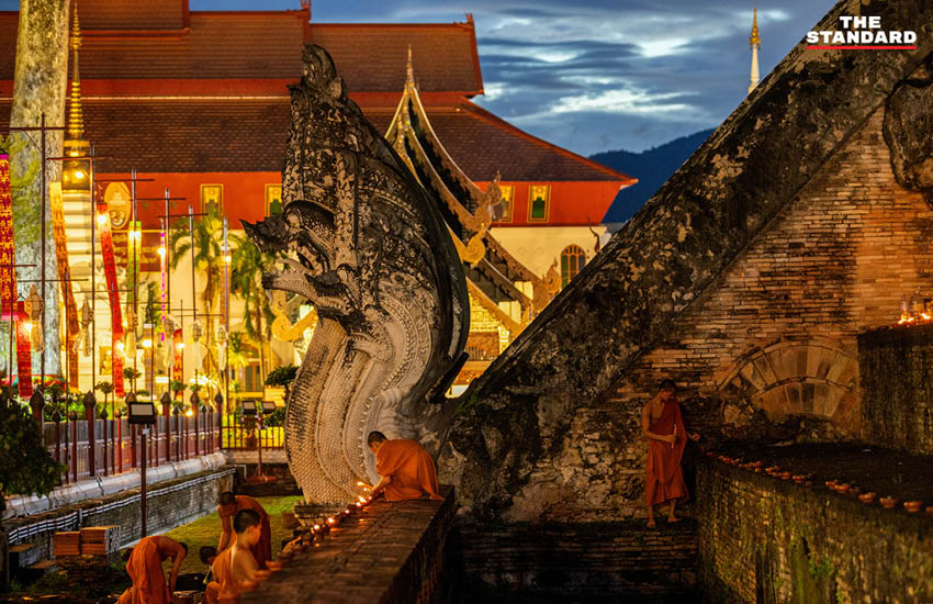 ภาพประชาชนร่วมจุดผางประทีปจำนวนมากบริเวณลานวัดเจดีย์หลวง วรวิหาร จังหวัดเชียงใหม่ ในพิธีถวายเป็นพุทธบูชาและน้อมรำลึกสมเด็จพระพันปีหลวง 4