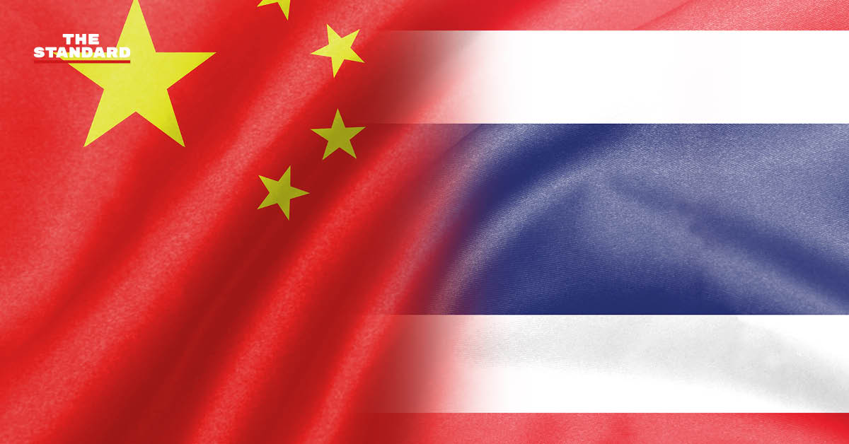 ภาพธงชาติจีนและธงชาติไทยอยู่คู่กัน