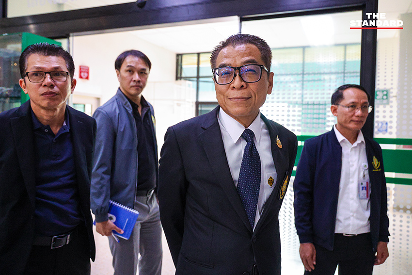 ตุลาการศาลรัฐธรรมนูญและเจ้าหน้าที่ กกต. ตรวจสอบบัตรเลือกตั้ง ณ สถานที่เก็บ 1