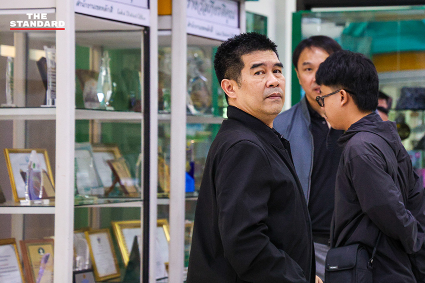 ตุลาการศาลรัฐธรรมนูญและเจ้าหน้าที่ กกต. ตรวจสอบบัตรเลือกตั้ง ณ สถานที่เก็บ 3